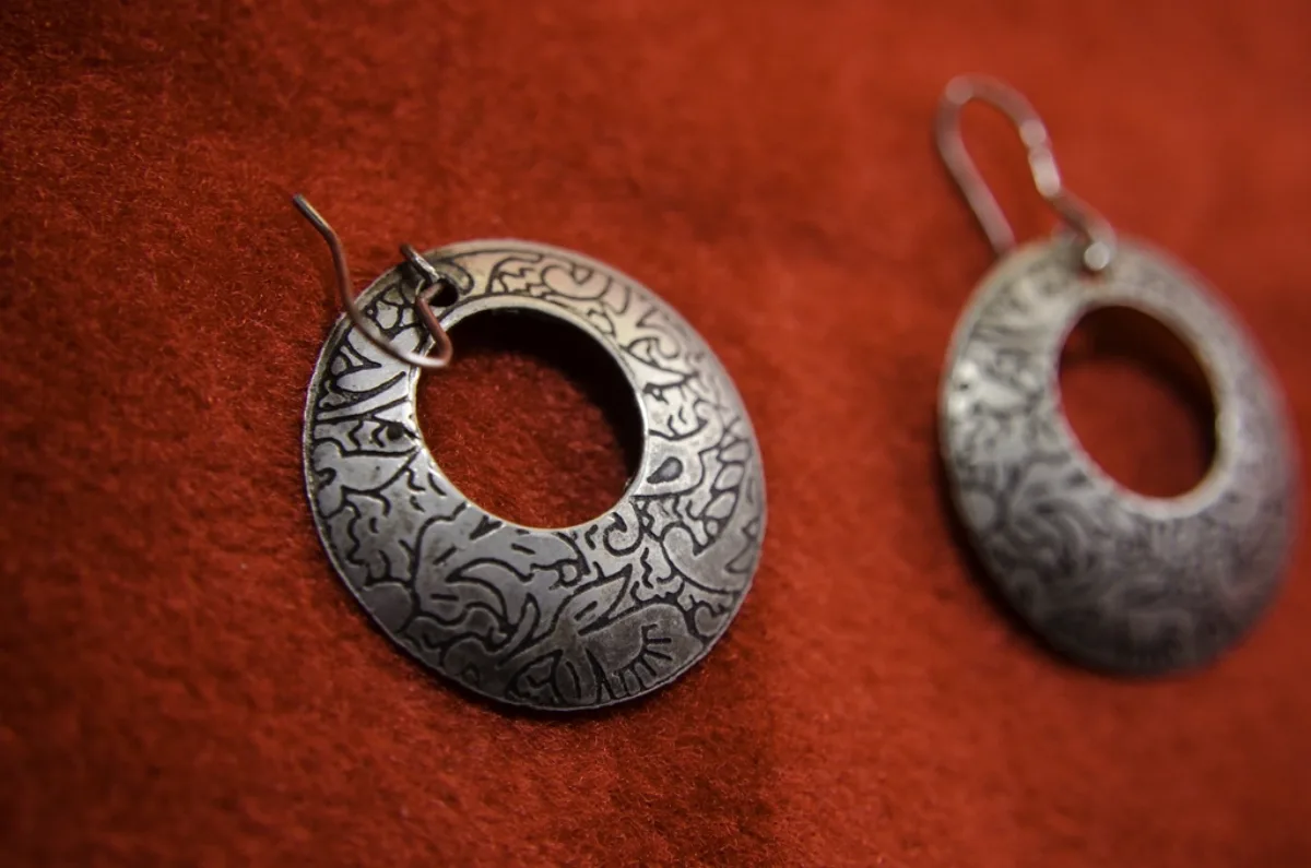 Paire de boucles d'oreilles en argent travaille