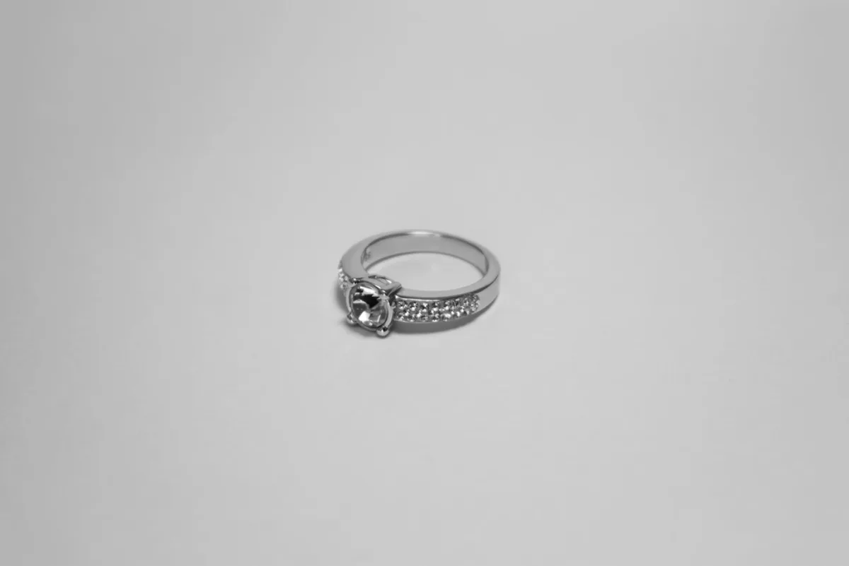 Bague fine en argent posee sur fond clair