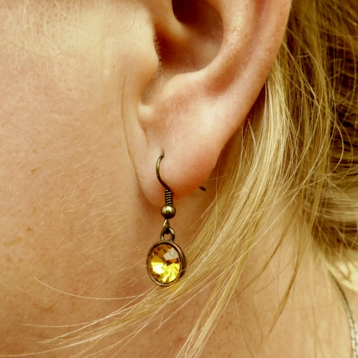 Boucle d'oreille pendante portee, vue de profil