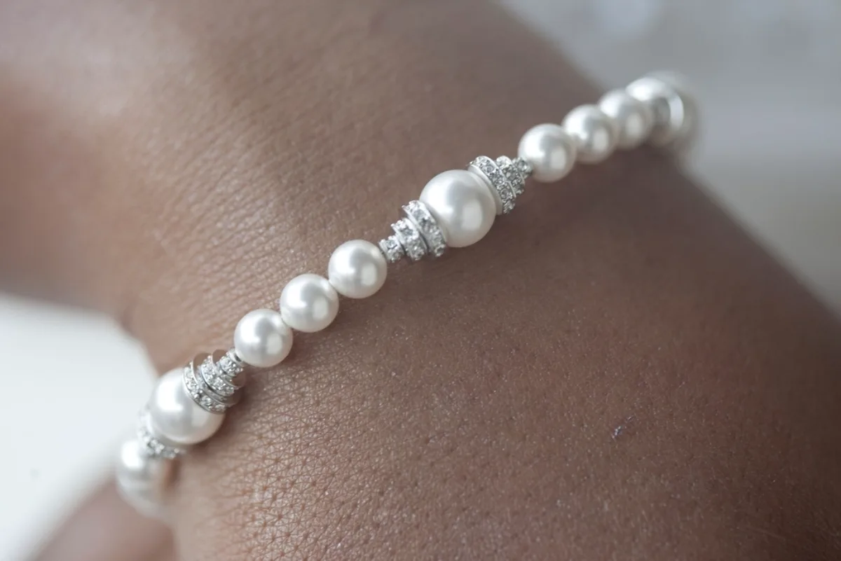 Bracelet de perles porte au poignet