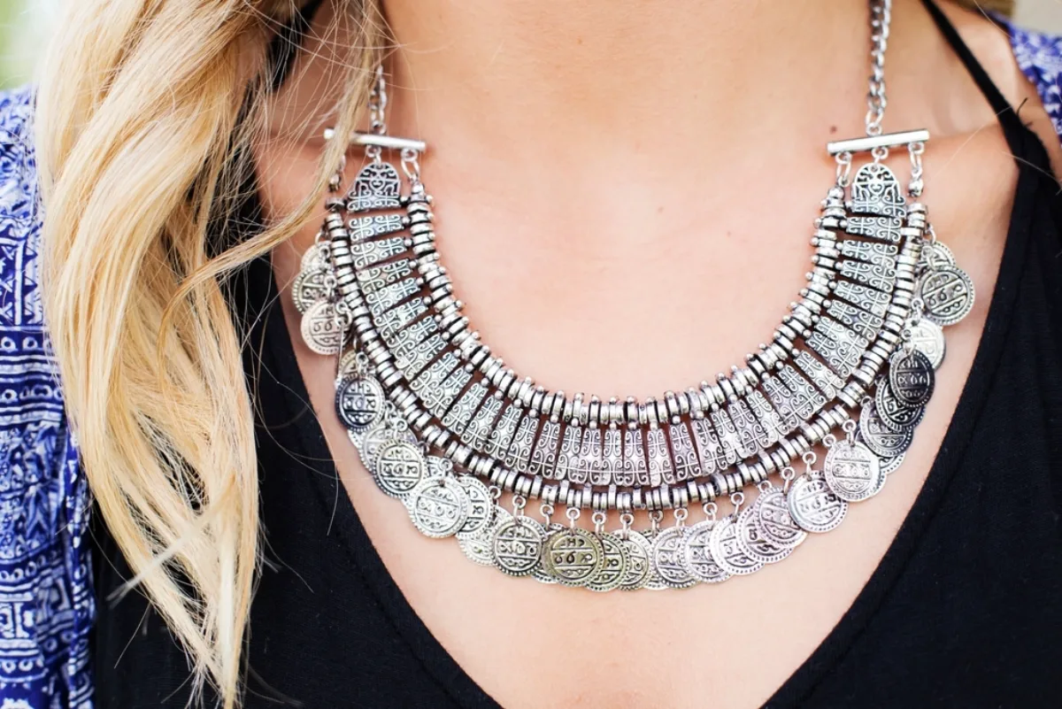 Collier plastron porte, retombee visible sur le buste